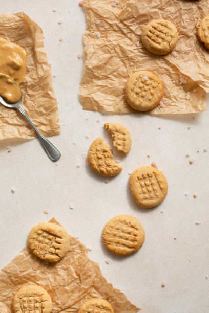 coockies - baking paper cookie tray стоковые фото и изображения