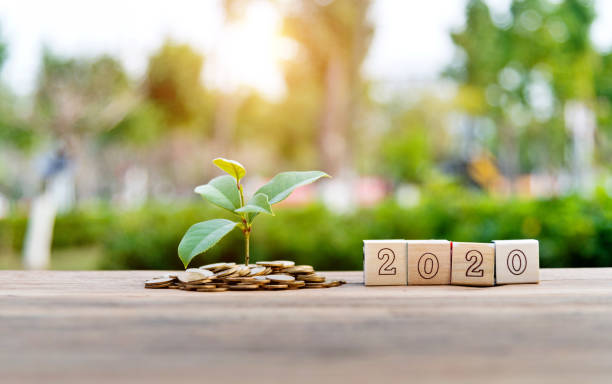 istock Coin jar and number 2020 on the table 1194033372