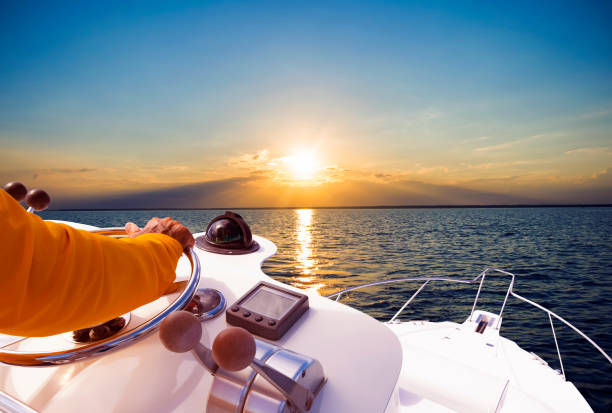 main du capitaine sur le volant du bateau à moteur dans l'océan bleu pendant la journée de pêche. concept de pêche de succès. yacht d'océan - capitaine photos et images de collection