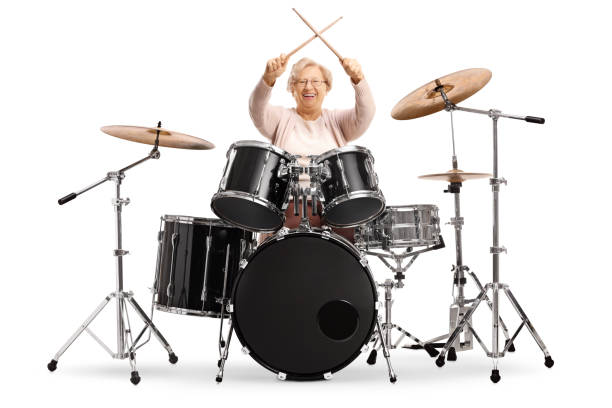 donna anziana che tiene le bacchette incrociate con una serie di tamburi - drum roll foto e immagini stock