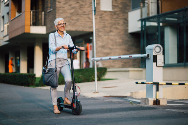 istock Woman going home with electric trottinett 1194048980