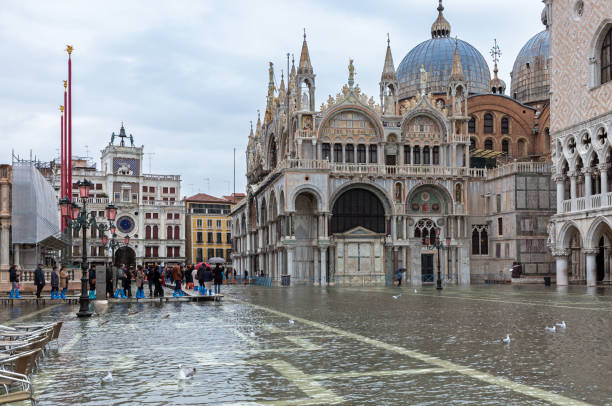 inundaciones, acqua alta, en la plaza de san marcos, venecia - acqua alta fotografías e imágenes de stock