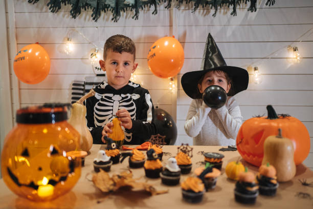 istock Kids decorating for Halloween 1194058374