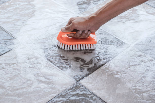 pulizia del pavimento della piastrella. - tiled floor tile floor clean foto e immagini stock