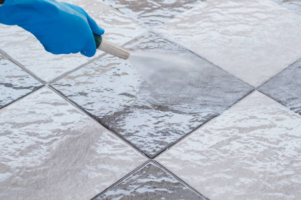 czyszczenie podłogi wyłożonej płytką. - tiled floor tile floor clean zdjęcia i obrazy z banku zdjęć