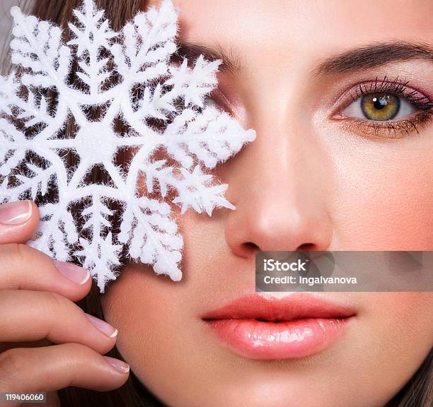 Schneeflockeschneekristall Stockfoto und mehr Bilder von Eine Frau allein - Eine Frau allein, Eine Person, Erwachsene Person