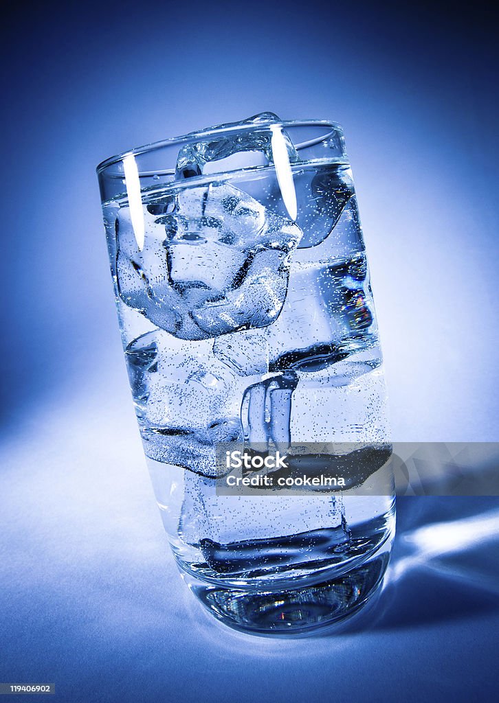 Bicchiere d'acqua con ghiaccio - Foto stock royalty-free di Acqua potabile