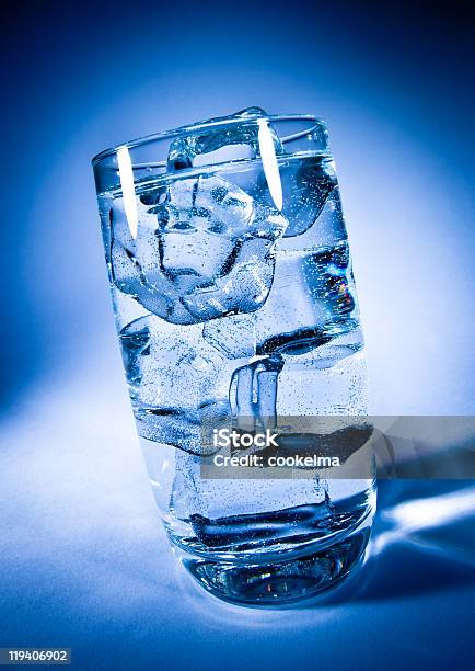 Bicchiere Dacqua Con Ghiaccio - Fotografie stock e altre immagini di Acqua potabile - Acqua potabile, Acqua tonica, Alchol