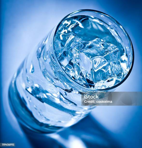 Vaso De Agua Con Hielo Foto de stock y más banco de imágenes de Agua potable - Agua potable, Azul, Bebida