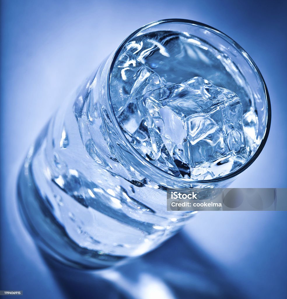 Verre d'eau avec des glaçons - Photo de Alcool libre de droits