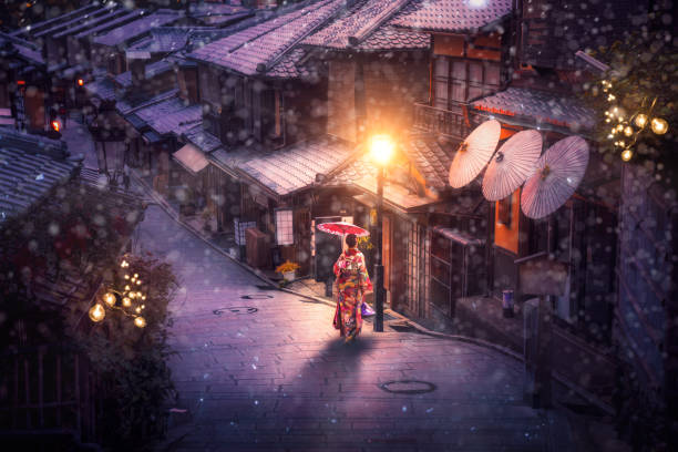 marche japonaise de fille avec la robe traditionnelle de kimono en saison d'hiver et emploient un parapluie pour protéger une neige dans la ville de kyoto - child winter snow asian ethnicity photos et images de collection