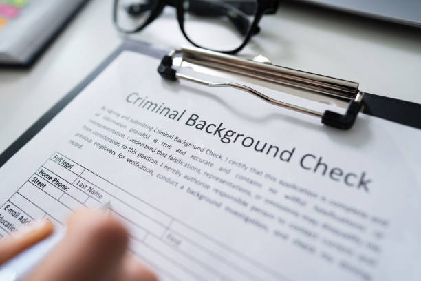 hand filling criminal background check application form - criminoso imagens e fotografias de stock
