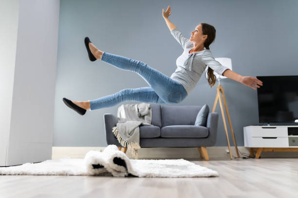 mujeres piernas tropezando con una alfombra - tropezar caer fotografías e imágenes de stock