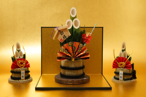 istock Kadomatsu and gold folding screen of the image (New Years card materials and New Year material) 1194087134