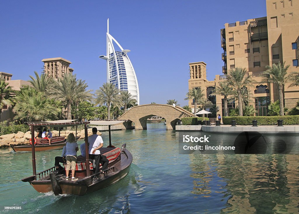 Zwei Touristen Sie eine Bootsfahrt auf einem luxuriösen hotel in Dubai - Lizenzfrei Dubai Stock-Foto