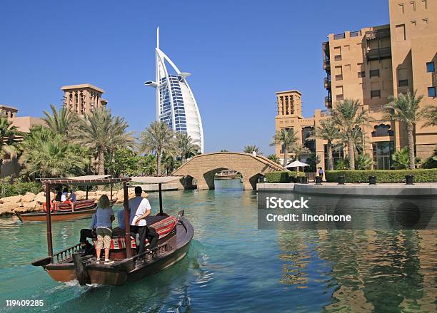 Zwei Touristen Sie Eine Bootsfahrt Auf Einem Luxuriösen Hotel In Dubai Stockfoto und mehr Bilder von Dubai