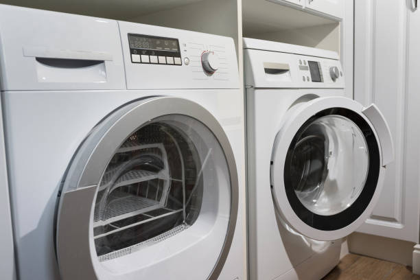 waschmaschinen, trockner und andere haushaltsgeräte im haus - waschmaschine stock-fotos und bilder