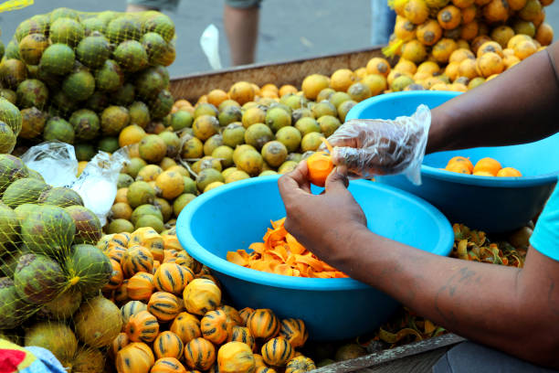 mercado de rua com legumes frescos e frutas - manaus, brasil - praça de alimentação - fotografias e filmes do acervo