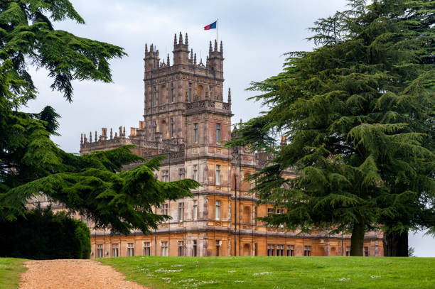 castillo highclere, una casa de campo de estilo jacobetán, hogar del conde y la condesa de carnarvon. escenario de downton abbey - newbury, hampshire, inglaterra - reino unido - downtoun fotografías e imágenes de stock