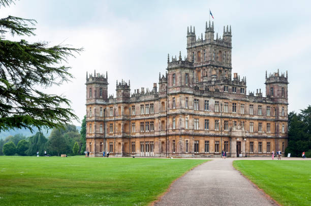 highclere castle, a jacobethan style country house, home of the earl and countess of carnarvon. setting of downton abbey - newbury, hampshire, england - uk - peerage title imagens e fotografias de stock