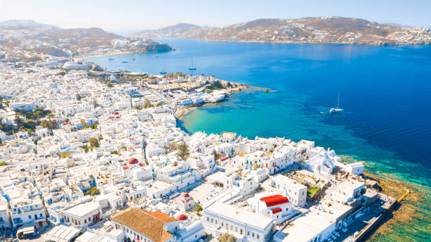 vista panorámica de la ciudad de mykonos, islas cícladas, grecia - santorini greece villa beach fotografías e imágenes de stock