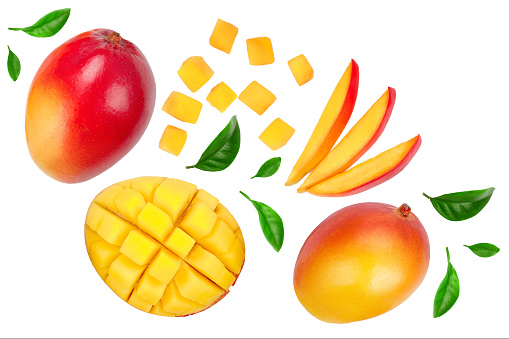 Fruta de mango y media con rodajas aisladas sobre fondo blanco. Vista superior. Lay plano photo