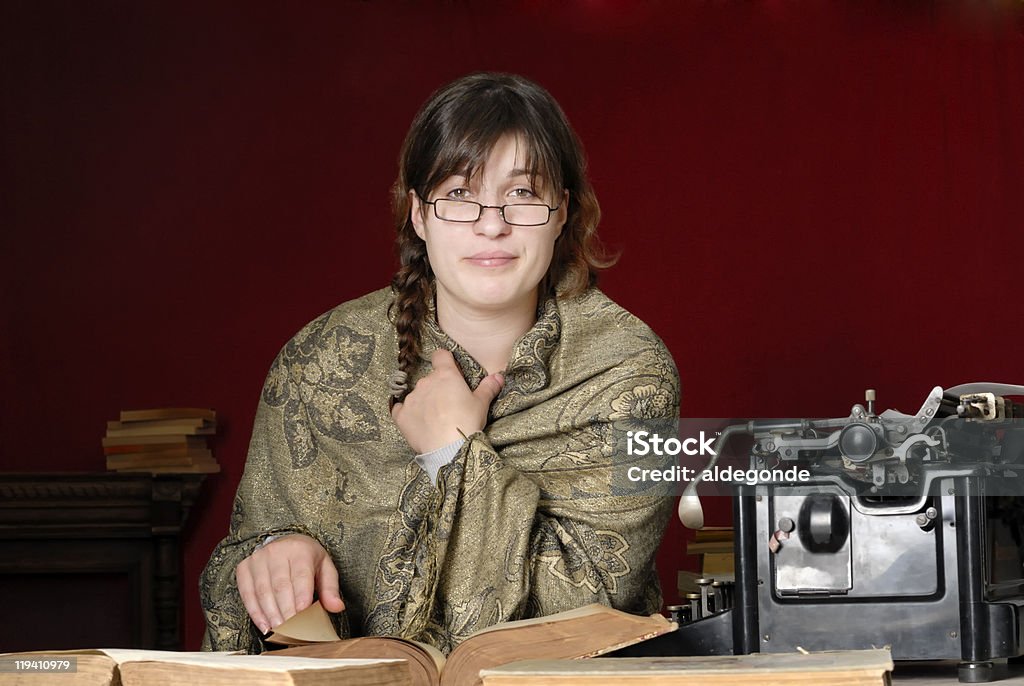 Donna con gli occhiali, leggendo un libro vecchio - Foto stock royalty-free di Adulto