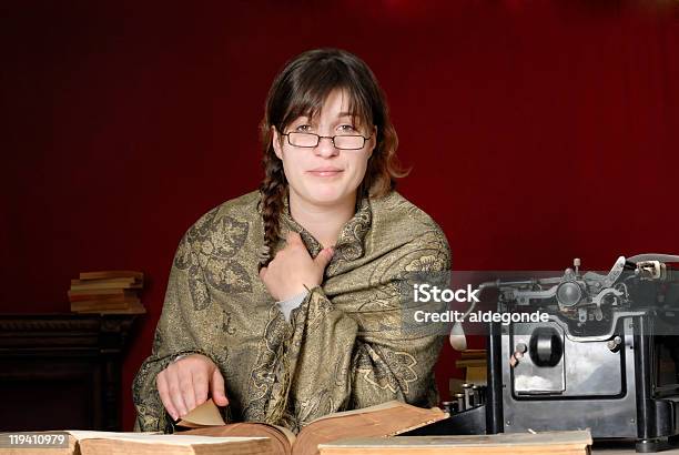 Donna Con Gli Occhiali Leggendo Un Libro Vecchio - Fotografie stock e altre immagini di Adulto - Adulto, Antico - Vecchio stile, Capelli castani