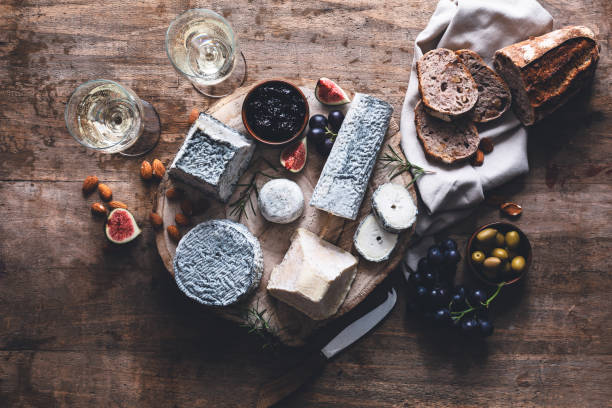 keçi peynir tabağı, chavignol, valençay, saint-maure de touraine, salles-sur-cher, pouligny-saint-pierre - cher stok fotoğraflar ve resimler