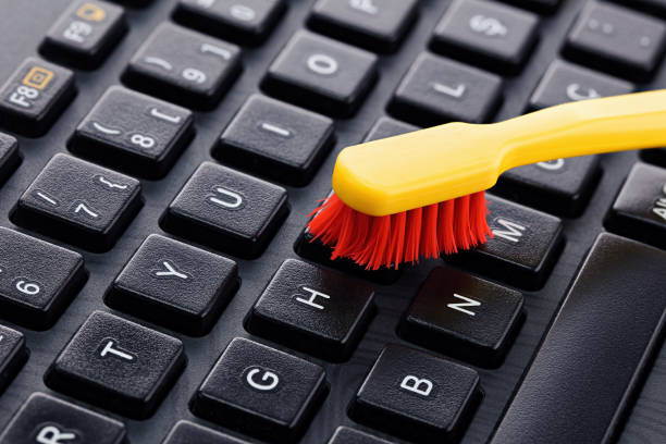 pulizia della tastiera con uno spazzolino da denti - bristle brush part foto e immagini stock