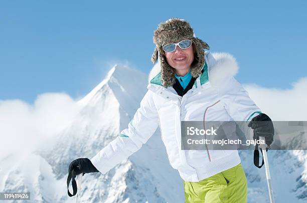 Счастливый Лыжница — стоковые фотографии и другие картинки Каска - Каска, Лыжный спорт, Белый
