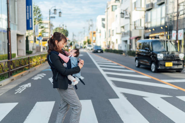 彼女の赤ちゃんの女の子と一緒に通勤若い母親 - car smart phone business businesswoman ストックフォトと画像