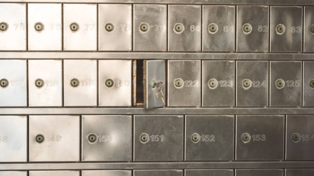 鍵の中に鍵が入った銀鋼の郵便局ボックス(p.o.box)を半分開いた - stainless steal ストックフォトと画像