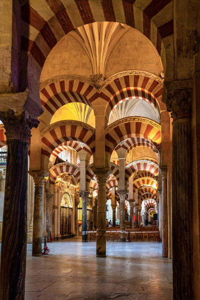 architettura moresca all'interno della cattedrale di mezquita a cordova, andalusia, spagna - la mezquita cathedral foto e immagini stock