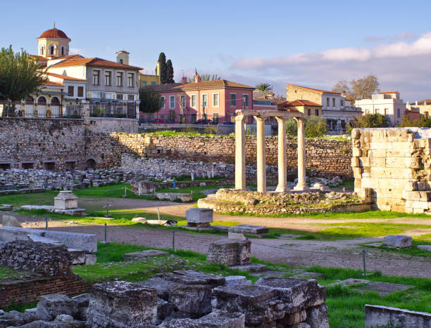 foro romano (agora) en atenas, grecia, antiguo sitio y edificios residenciales. - roman agora fotografías e imágenes de stock