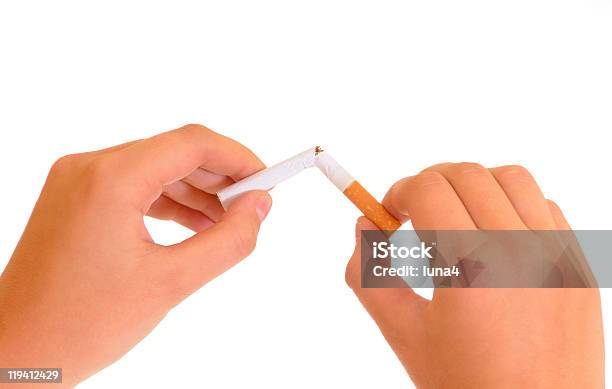 Quebrar Um Cigarro - Fotografias de stock e mais imagens de Acabar - Acabar, Beata de Cigarro, Cigarro