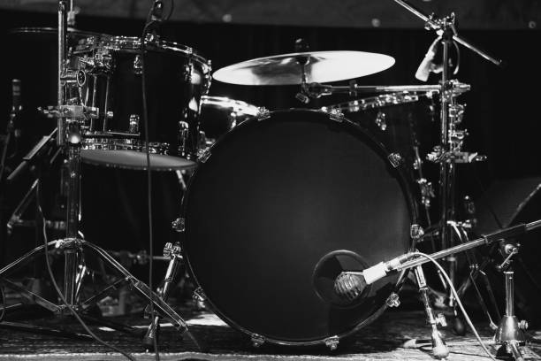 tambores en el escenario - baterias musicales fotografías e imágenes de stock
