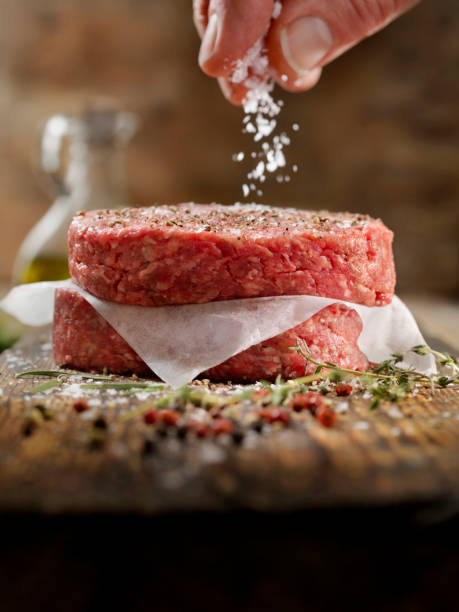 フレッシュ グラウンド ハンバーガー のパティス - 塩をふる ストックフォトと画像