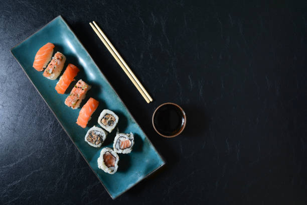 sushi roll comida japonesa, roll set con salmón, niguiri, panecillos calientes. restaurante japonés. - niguiri sushi fotografías e imágenes de stock