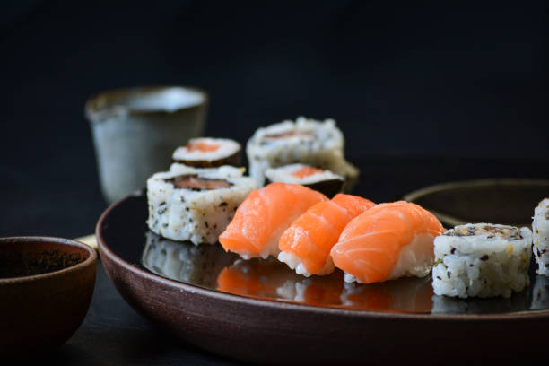 sushi roll japans eten, roll set met zalm, niguiri, huid en tonijn. japans restaurant. - nigiri fotos stockfoto's en -beelden