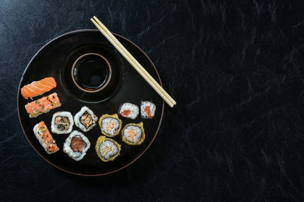 sushi roll japońskie jedzenie, roll zestaw z łososiem, niguiri, gorące bułeczki. japońska restauracja. - niguiri sushi zdjęcia i obrazy z banku zdjęć