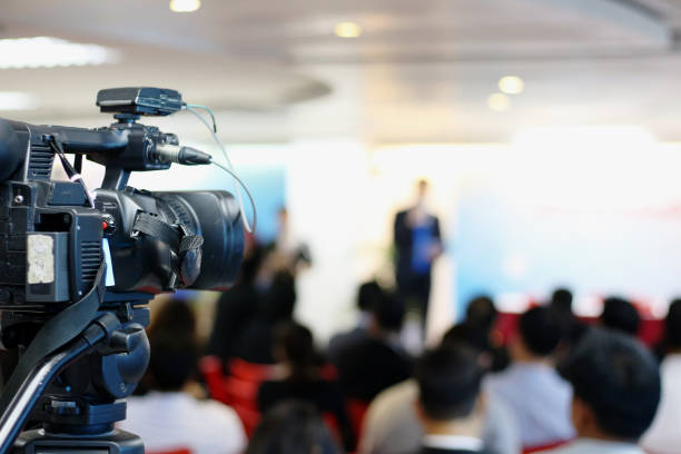les médias enregistrent des vidéos pendant la conférence de presse. - reportage journalist focus photography photos et images de collection