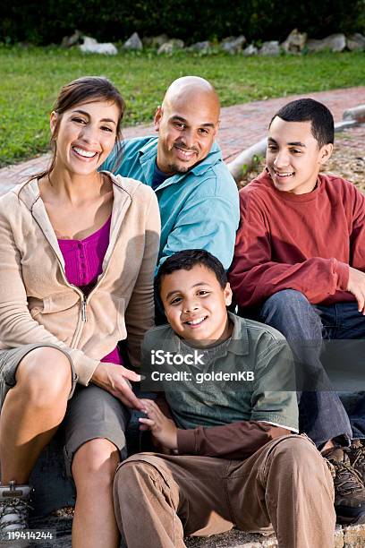 Portret Rodziny Na Zewnątrz Latynos - zdjęcia stockowe i więcej obrazów Rodzina - Rodzina, Nastolatek, Latynoamerykanie