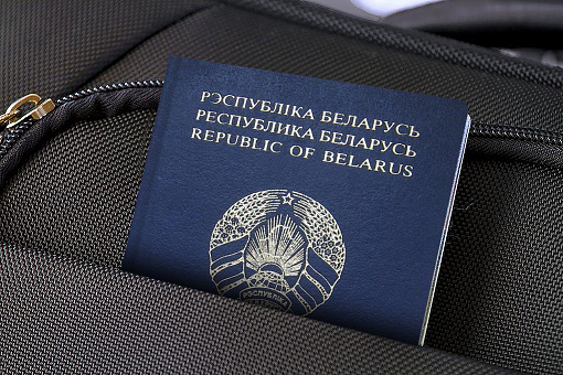 Primer plano de Bielorrusia Pasaporte en Negro Maleta Bolsillo photo