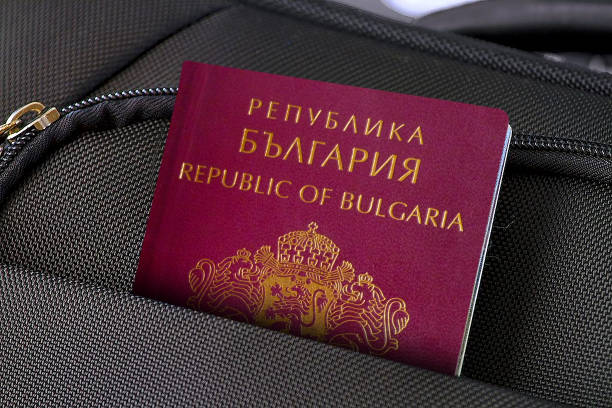 ブラックスーツケースポケットにブルガリアパスポートをクローズアップ - close up ストックフォトと画像