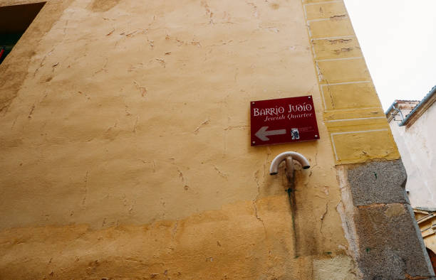 스페인 세고비아의 중세 도시 내 유대인 구역을 가리키는 표지판 - sephardi 뉴스 사진 이미지
