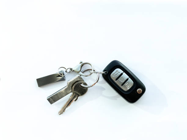 clé de voiture à côté de la clé de maison et du disque flash - car door flash photos et images de collection