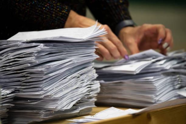 compter les bulletins de vote pendant l'élection - counting photos et images de collection