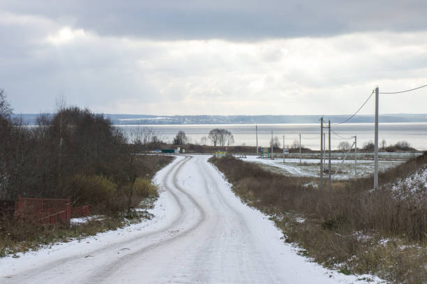 vista sul lago plescheevo a pereslavl'-zalessky, regione di yaroslavl. - plescheevo foto e immagini stock
