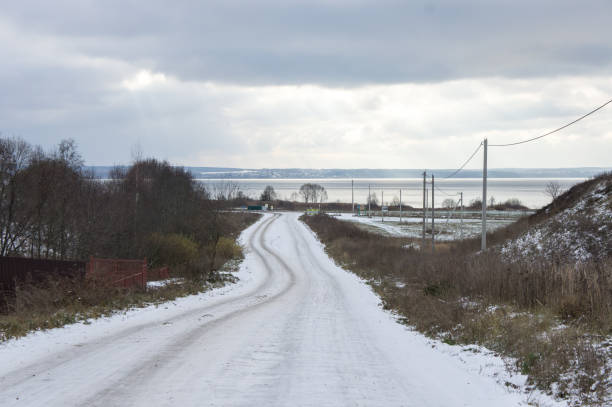 vista del lago plescheevo en pereslavl-zalessky, región de yaroslavl. - plescheevo fotografías e imágenes de stock